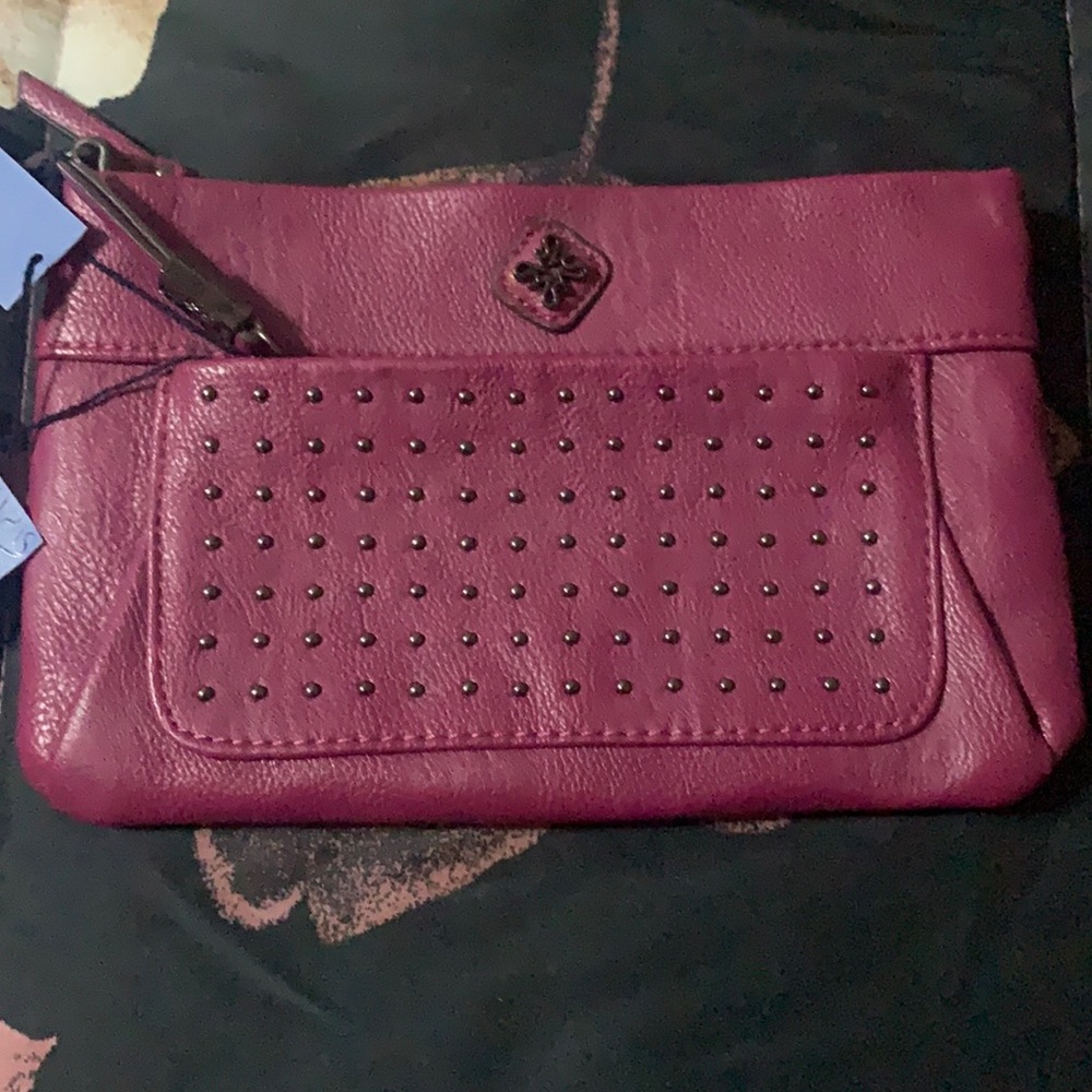 BNWT simply Vera wristlet. By Vera wang